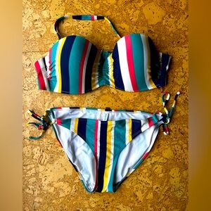 La Vie En Rose top is a large D cup bottom is XL good used condition